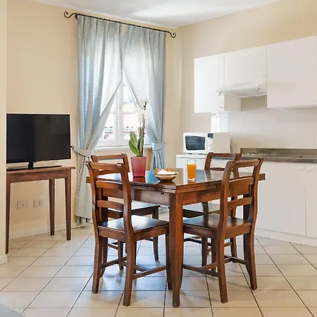 Residenza Dei Fiori מלון דירות 4*