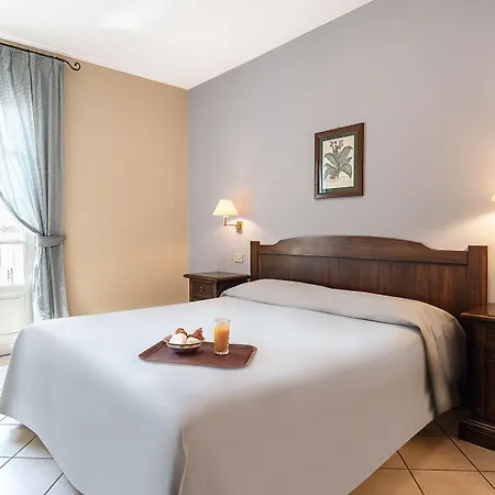 Residenza Dei Fiori מלון דירות 4*
